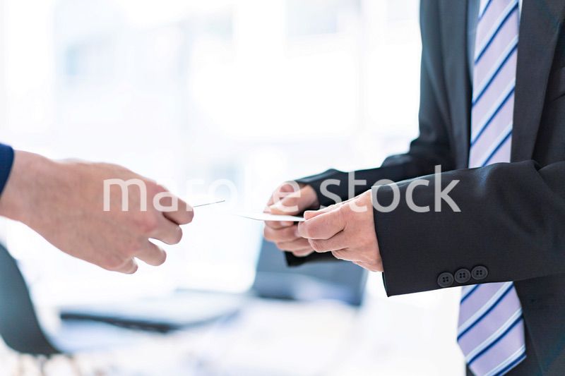 名刺交換をするビジネスマン