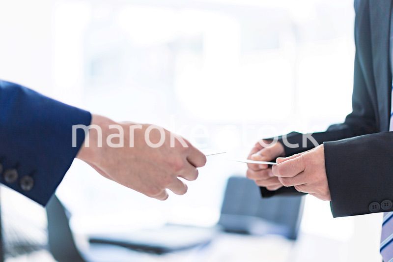 名刺交換をするビジネスマン