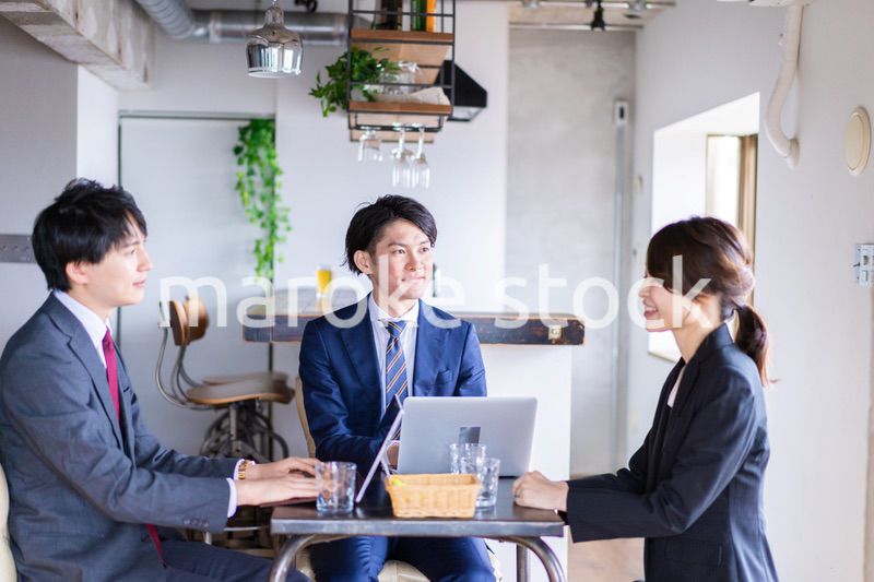 お酒を飲みながら話すビジネスパーソン