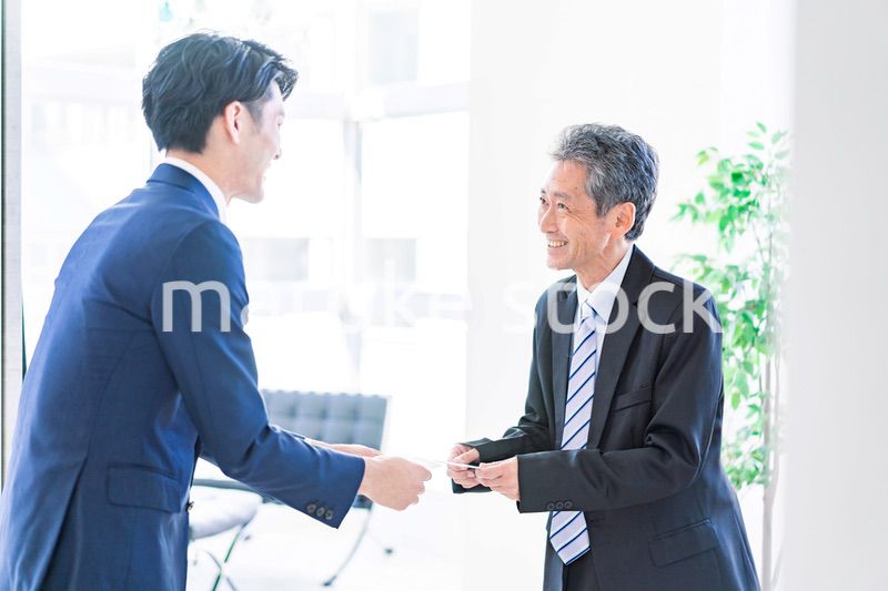 名刺交換をするビジネスマン