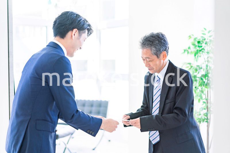 名刺交換をするビジネスマン