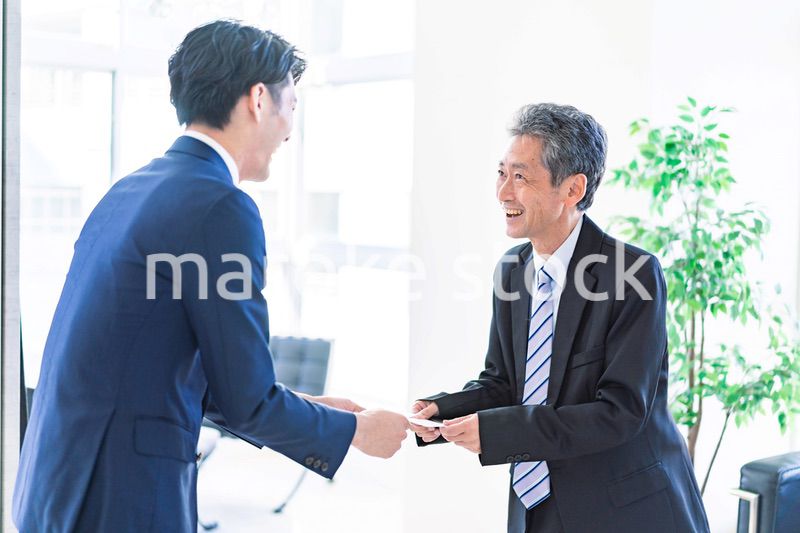 名刺交換をするビジネスマン