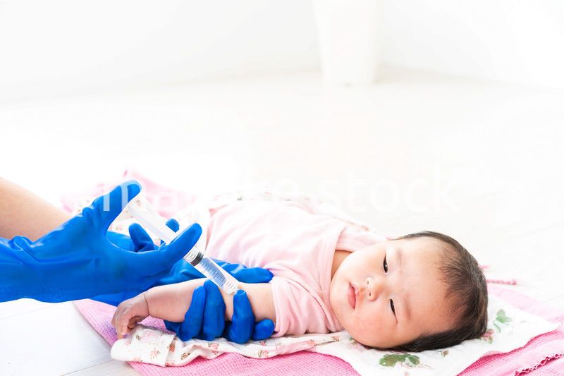 予防接種を受ける赤ちゃん