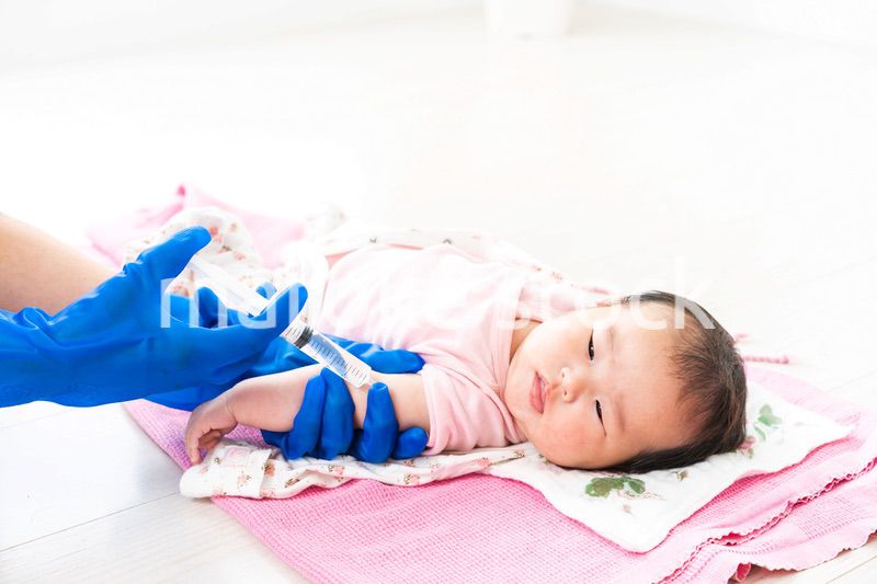 予防接種を受ける赤ちゃん