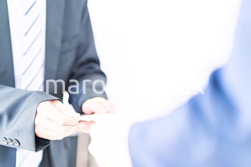 名刺交換をするビジネスマン