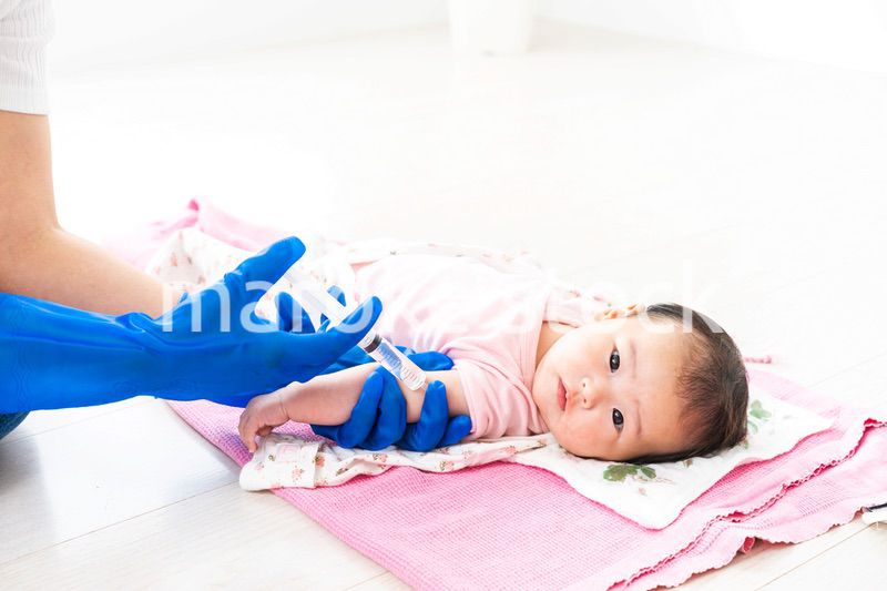 予防接種を受ける赤ちゃん