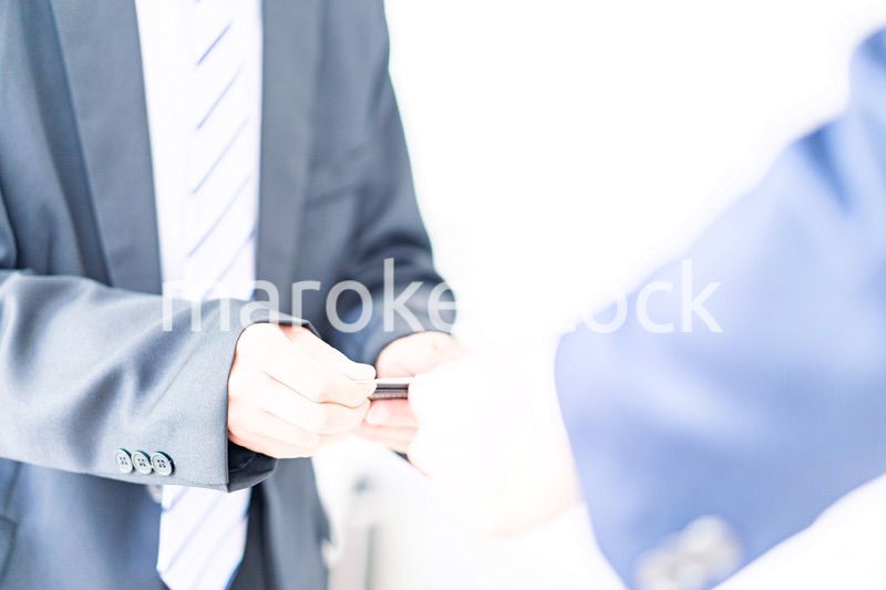 名刺交換をするビジネスマン