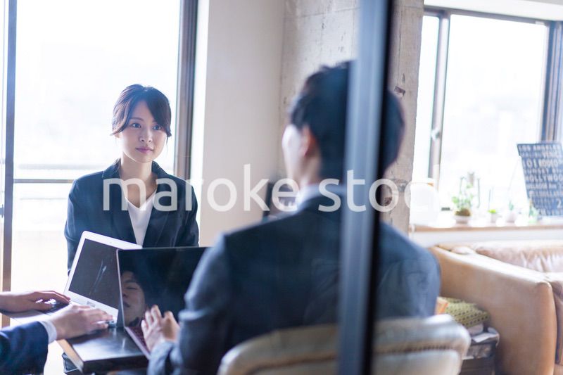 会議をするビジネスパーソン