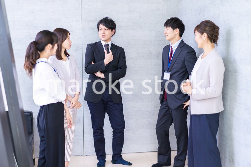 朝会をするビジネスパーソン