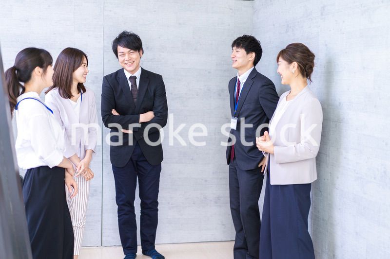 朝会をするビジネスパーソン