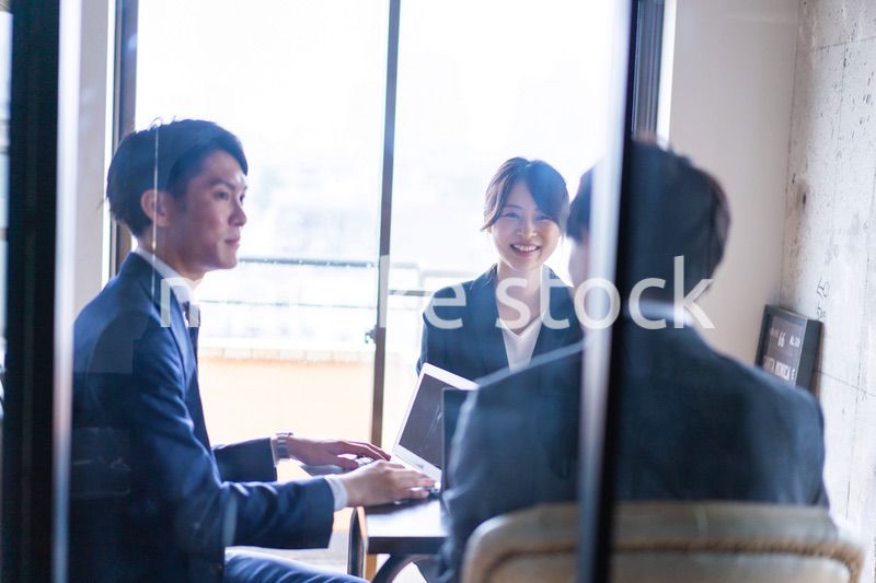 会議をするビジネスパーソン