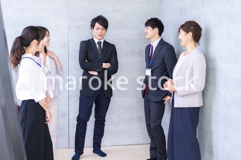 明るいオフィスで働くビジネスパーソン