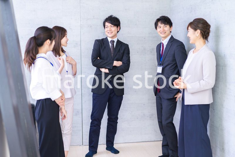 朝会をするビジネスパーソン