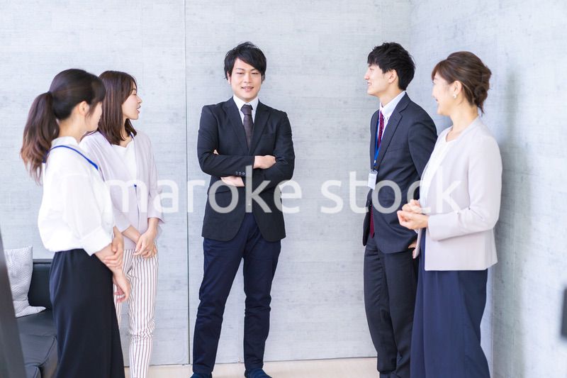 朝会をするビジネスパーソン