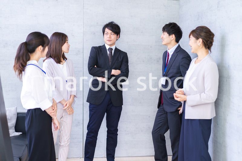 朝会をするビジネスパーソン