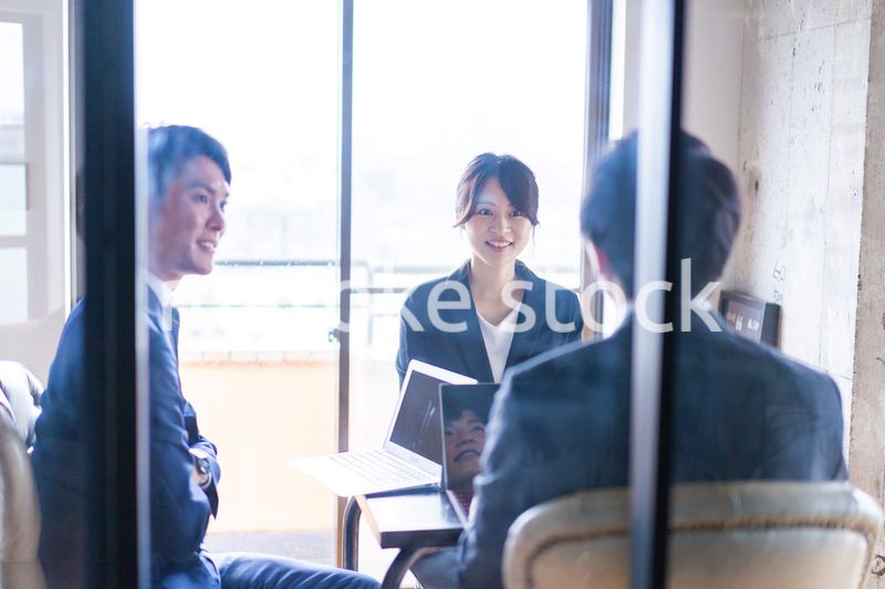 会議をするビジネスパーソン