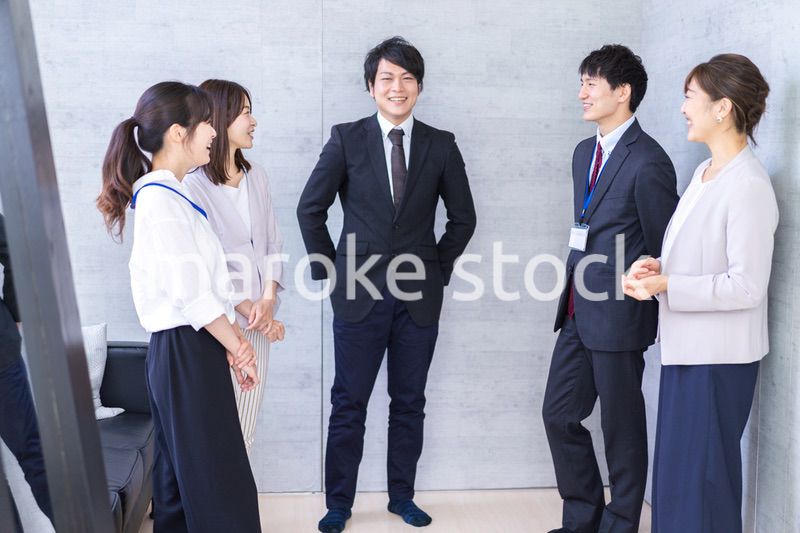 朝会をするビジネスパーソン