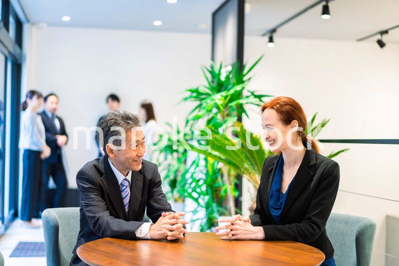 オフィスで働くビジネスパーソン