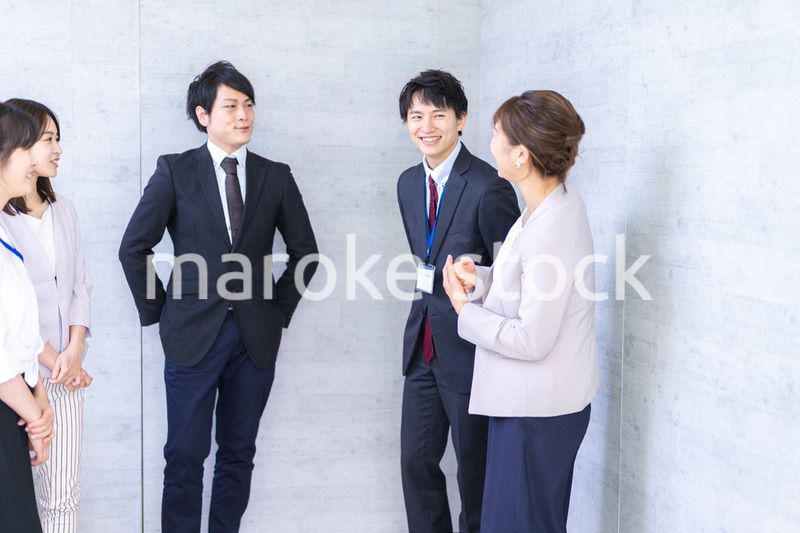 朝会をするビジネスパーソン