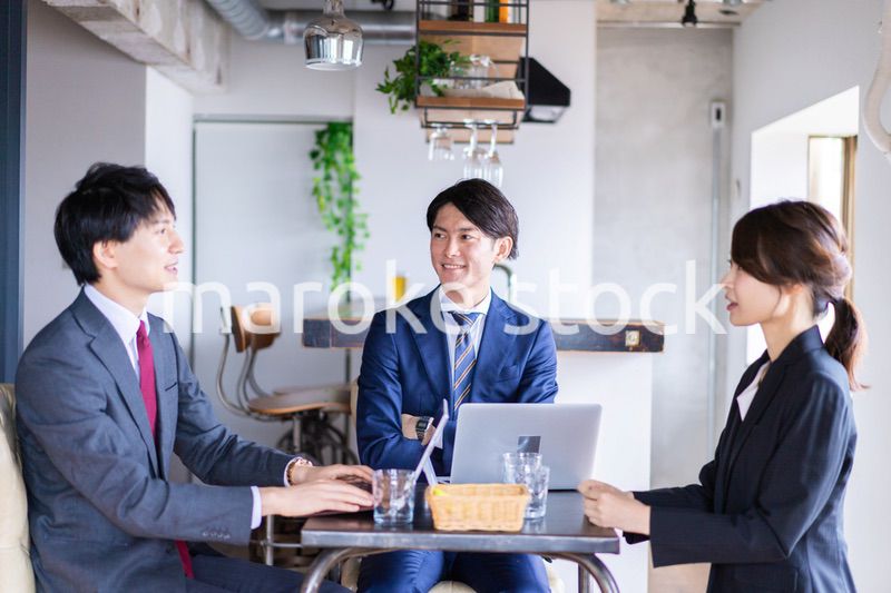 お酒を飲みながら話すビジネスパーソン