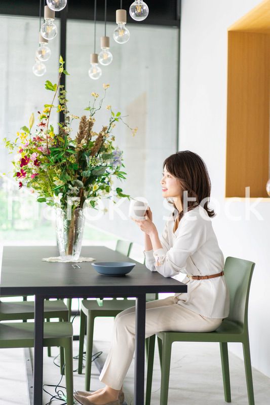 カフェでコーヒーを飲む若い女性