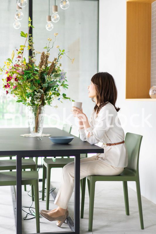 カフェでコーヒーを飲む若い女性