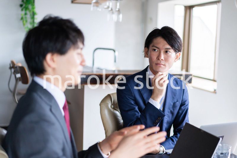 ミーティングをする2人のビジネスマン