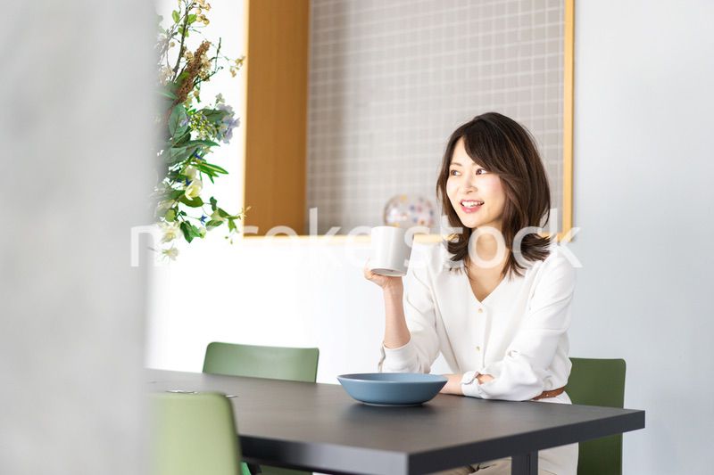 カフェでコーヒーを飲む若い女性