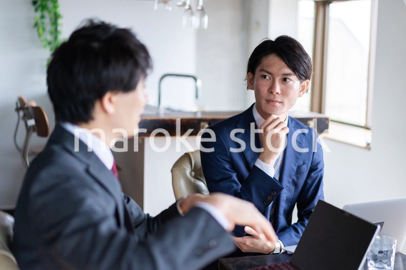 ミーティングをする2人のビジネスマン