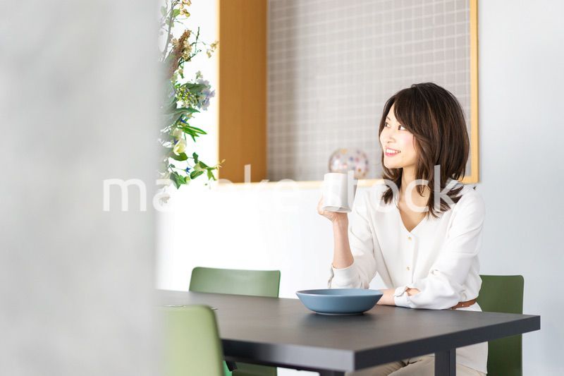 カフェでコーヒーを飲む若い女性