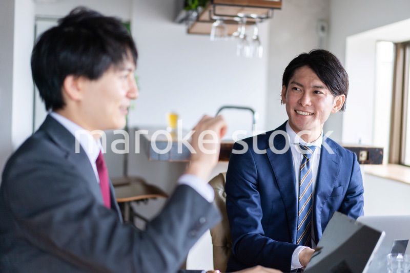 ミーティングをする2人のビジネスマン