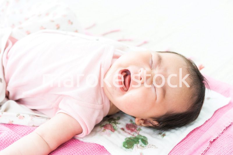 泣く赤ちゃん