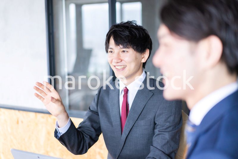 ミーティングをする2人のビジネスマン