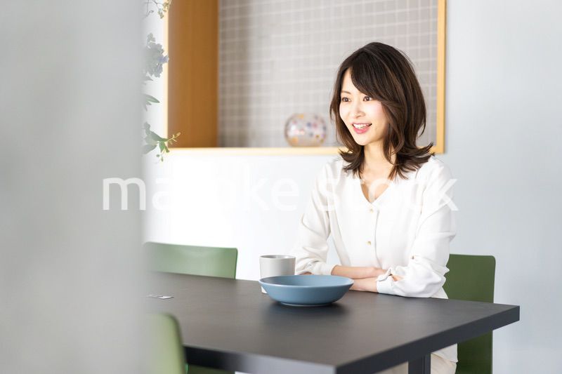 カフェでコーヒーを飲む若い女性