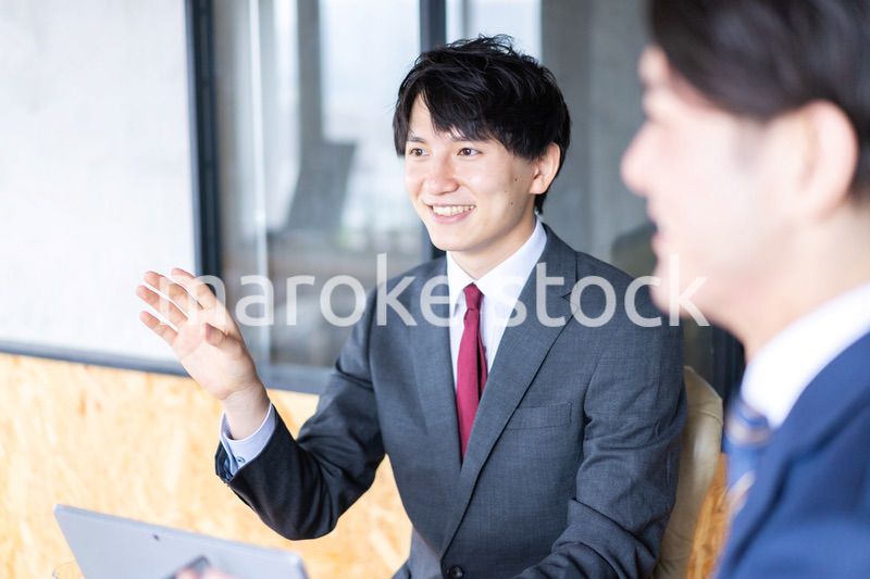 ミーティングをする2人のビジネスマン