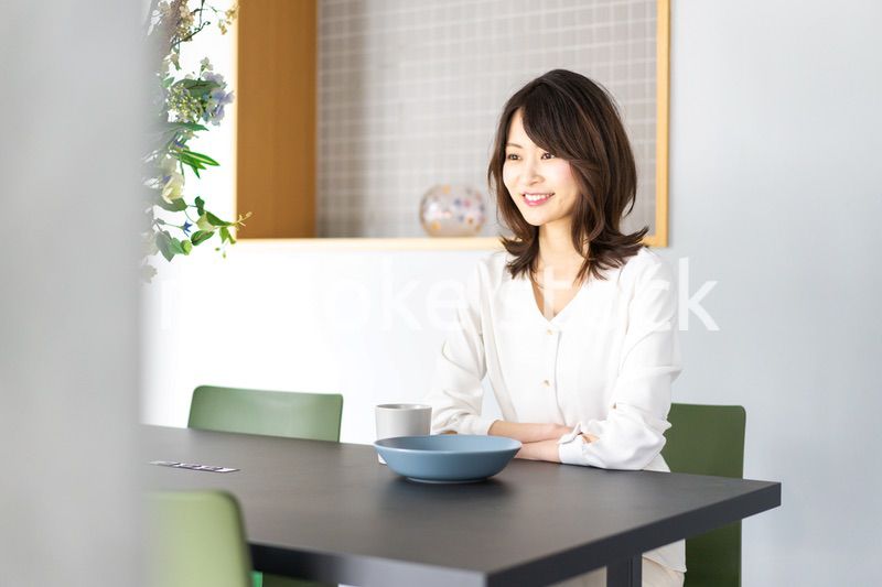 カフェでコーヒーを飲む若い女性