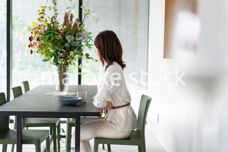 カフェでコーヒーを飲む若い女性