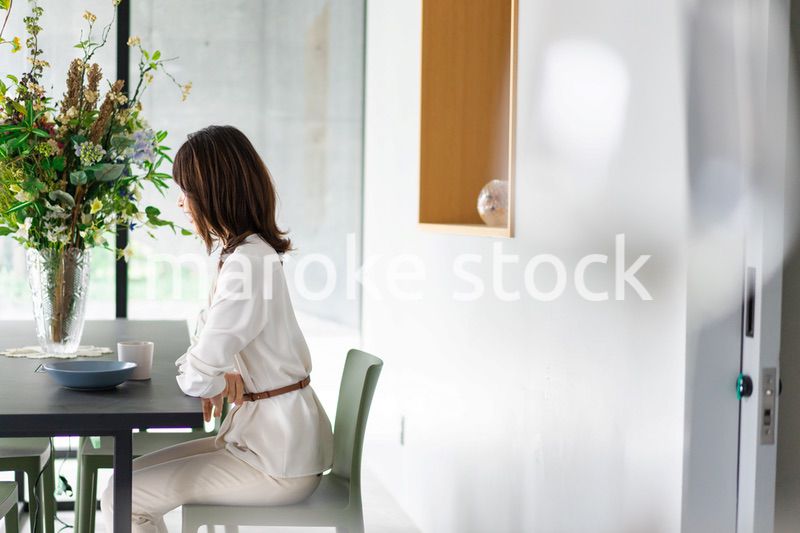 カフェでコーヒーを飲む若い女性