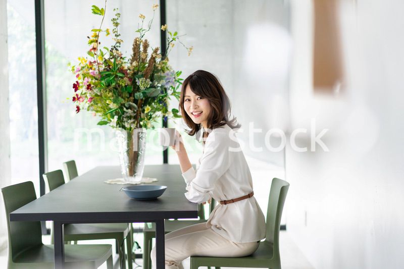 カフェでコーヒーを飲む若い女性