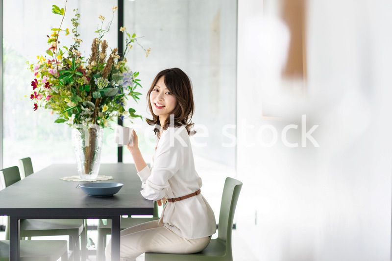 カフェでコーヒーを飲む若い女性
