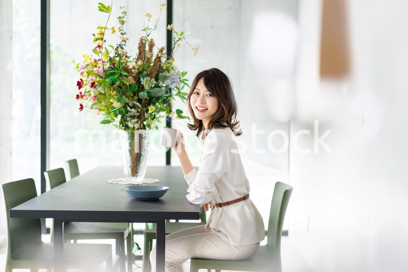 カフェでコーヒーを飲む若い女性