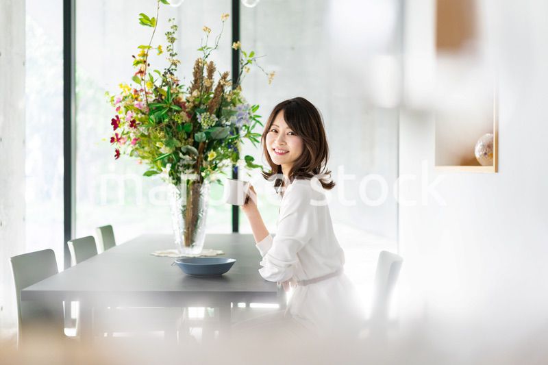 カフェでコーヒーを飲む若い女性