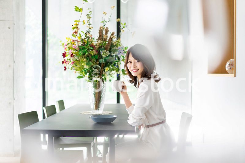 カフェでコーヒーを飲む若い女性