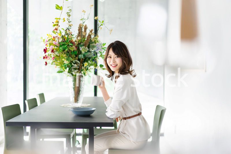 カフェでコーヒーを飲む若い女性