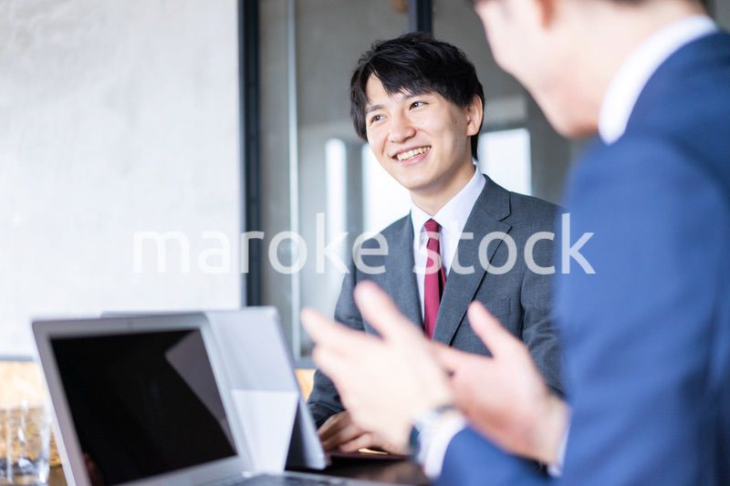 ミーティングをする2人のビジネスマン