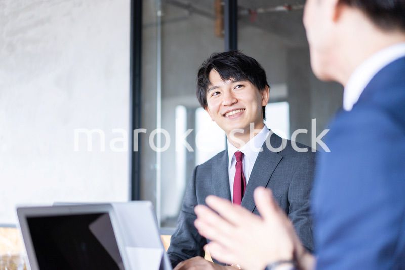ミーティングをする2人のビジネスマン