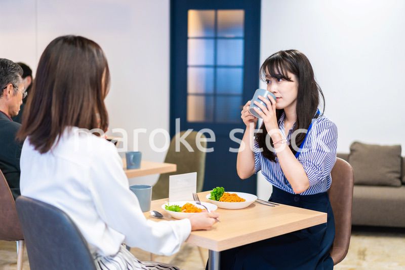 オフィスのカフェテリアのランチを食べる社員