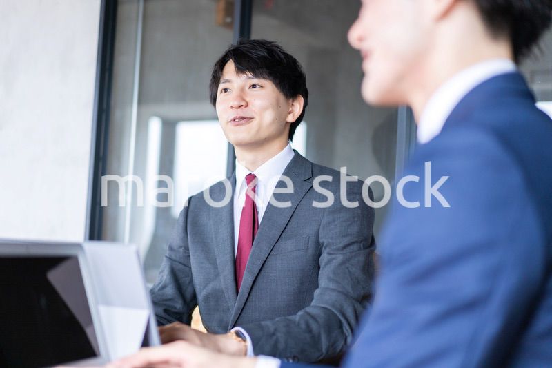 ミーティングをする2人のビジネスマン