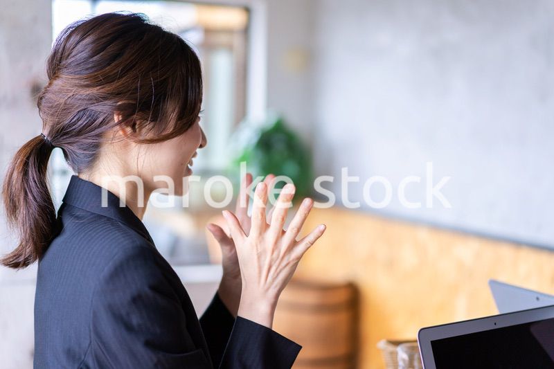 お酒を飲みながら話すビジネスパーソン