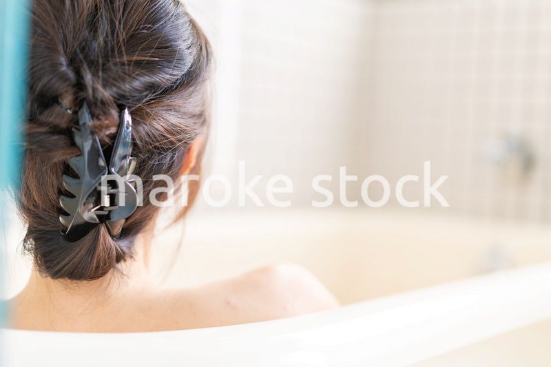 お風呂でシャワーを浴びる若い女性